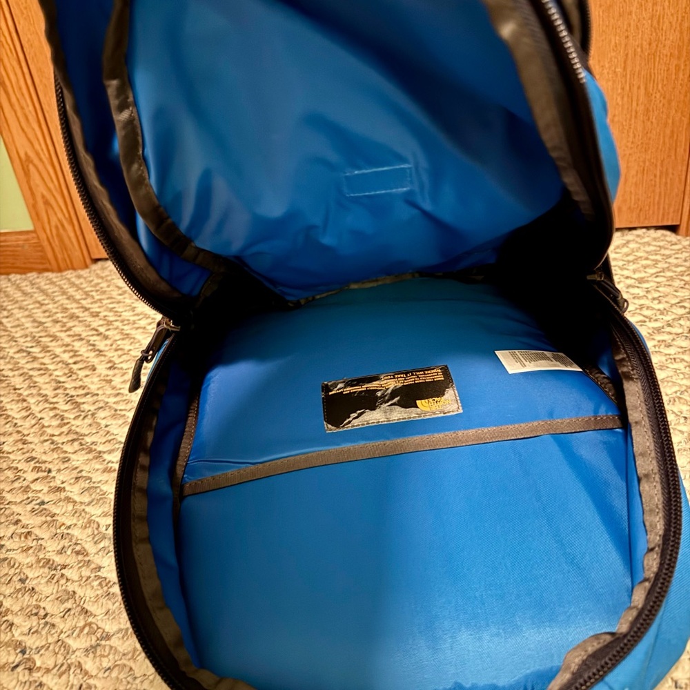 The North Face Vault Backpack Never Used - Picture 5 of 9